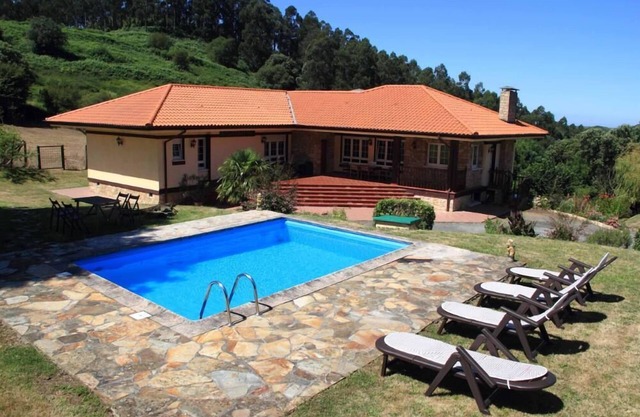 big house on a plot of 5000m2, 4 km from the beach for 16-18 people
