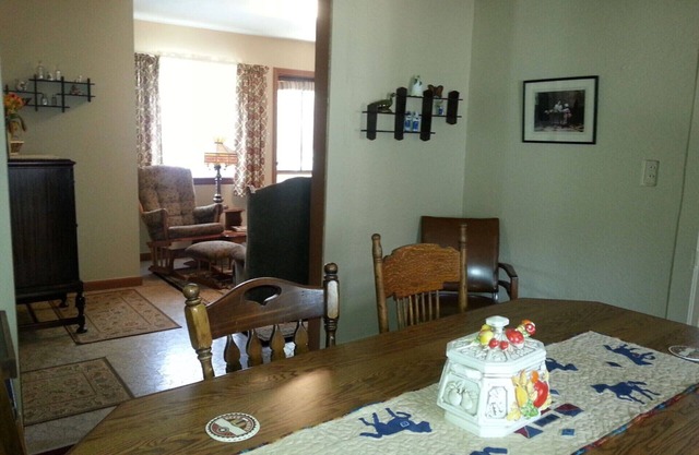 Big Pine Cabin/4 bedrooms/1 1/2 bath