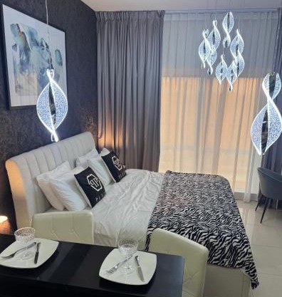 Big studio, Dubai SportCity, parking included