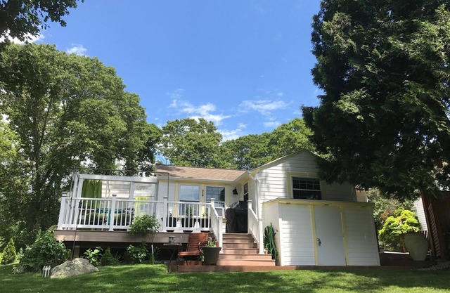 Big Style in tiny house - 2 miles to the Beach
