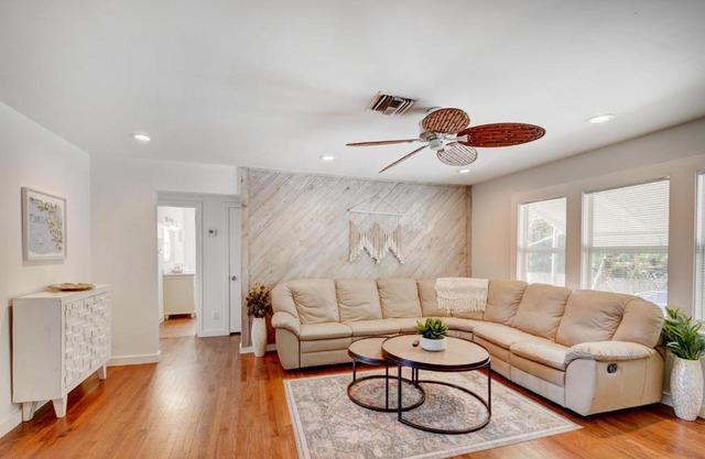Big vacation home with POOL, BBQ - 9min to BEACH