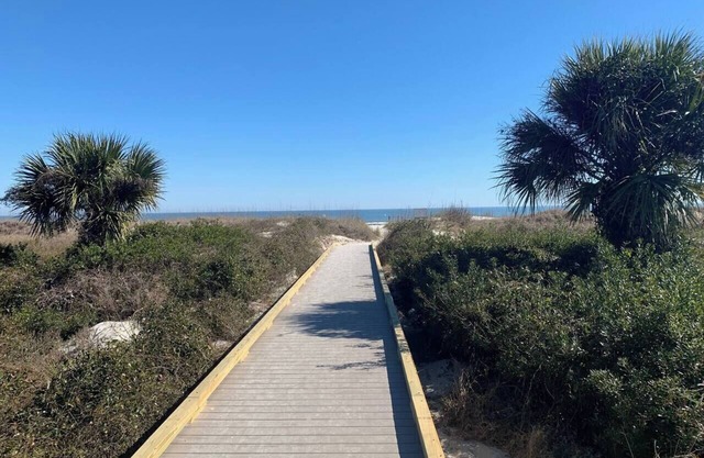Bikinis & Martinis! Oceanview Condo near Coligny Beach