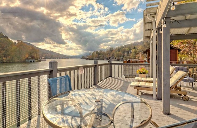 Bill's Bungalow on Lake Burton w/Top Dock & Patio