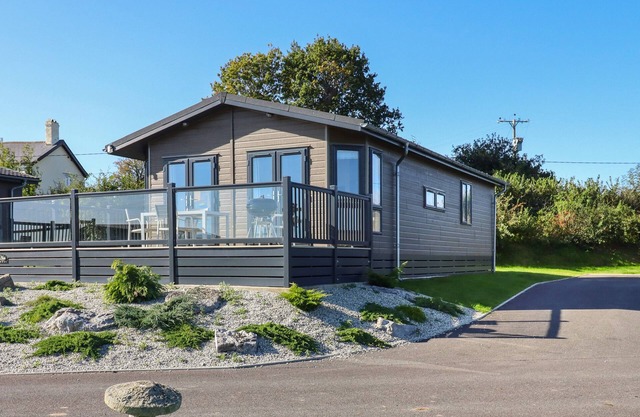 BIRCH LODGE, pet friendly, character holiday cottage in Newton Abbot