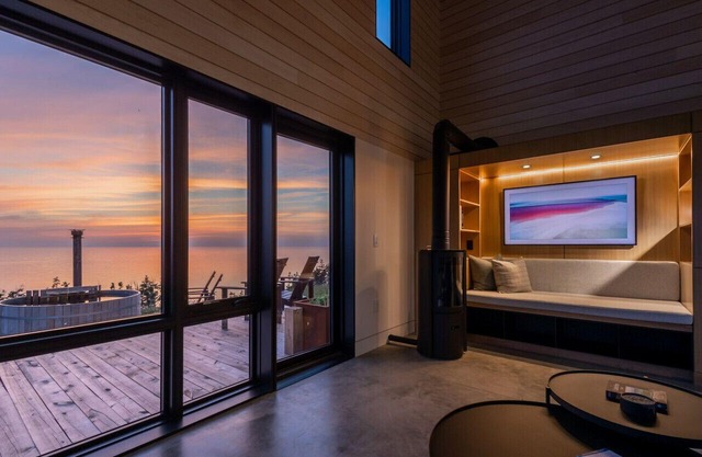 Birch - Luxury cottage with stunning views, hot tub, path to beach