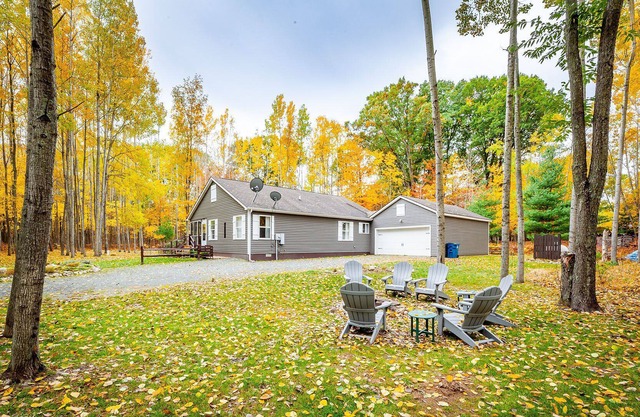 Birchwood Escape: Silver Lake & Pentwater nearby! Open all year!