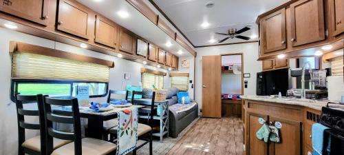 Bird House, Romance Glamping Pup Paradise Near River ADA