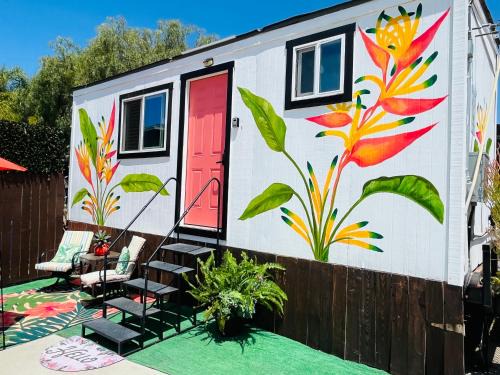 Birdie's Bungalow- Stunning views in cozy tropical hideaway!