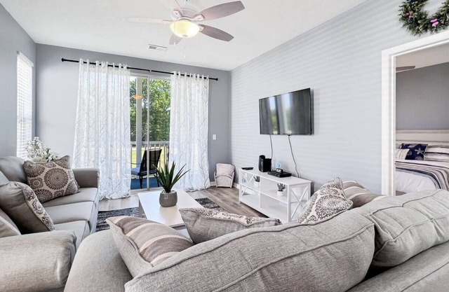 Birdie's Rest: 2/2 @ River Oaks w/pool & tennis, W/D, king bed, on golf course!