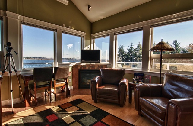 Birds of a Feather Victoria Oceanfront Studio Suites