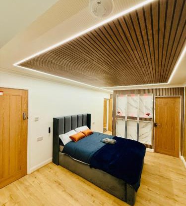 Birmingham City Centre- 9 bed house with free parking