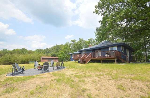 Black Bear Cabin - Fire pit - grill- view- pets-fireplace-king bed-wifi-gameroom