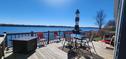 Black lake 2 bdr Waterfront cottage