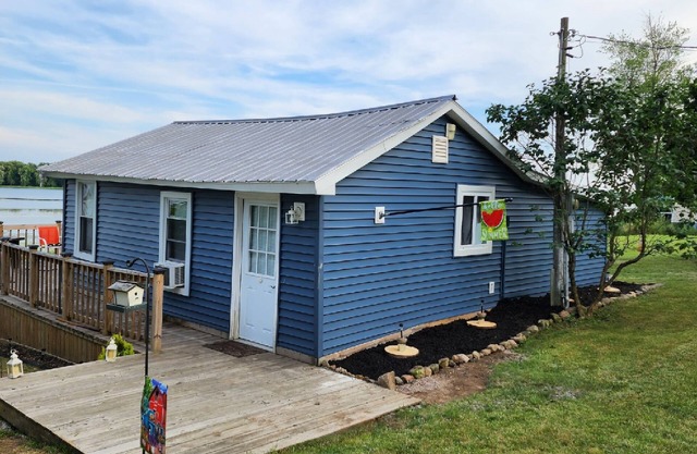 Black Lake CottagenWaterfront 2 BDR, lake access