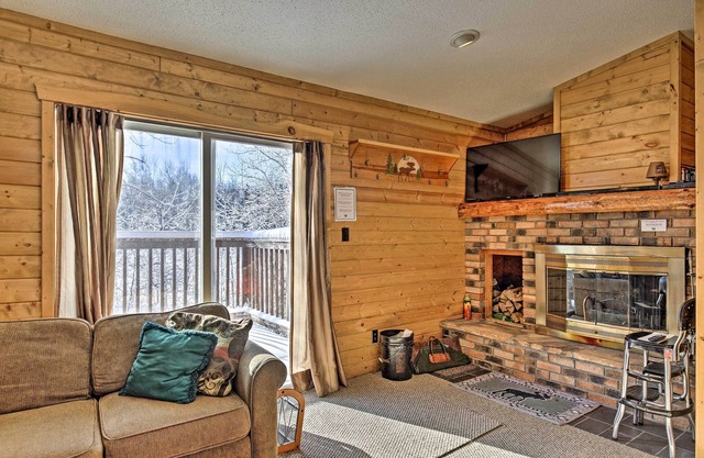 Black River Retreat: 3 Mi. to Powderhorn Mountain!