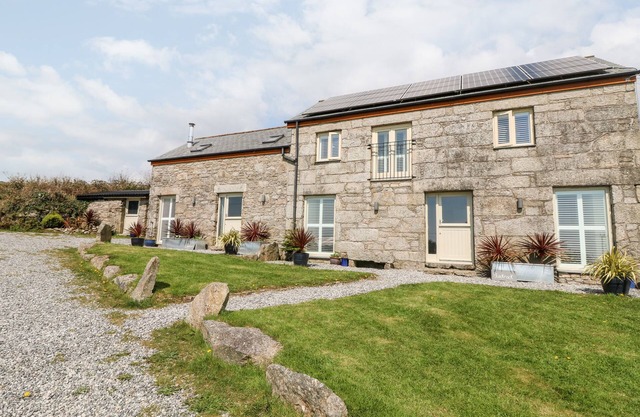 BLACK ROCK, pet friendly, with hot tub in St. Austell