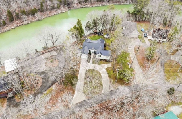 Blackbeard’s Lakefront Bungalow - convenient location with year-round lake views