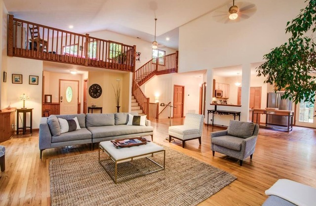 Blackberry Lodge - Close to Asheville with hot tub, fire pit, billiards, and game room.