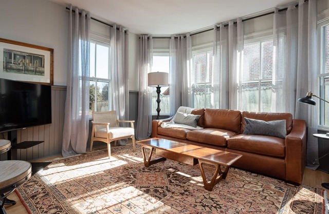 Blacksmith Apartment| Lux Extended Stay in Belmont