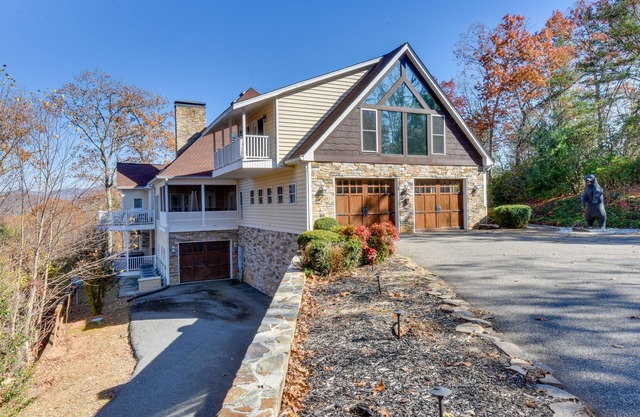 Blairsville Mansion w/Hot Tub, Casino + Games!