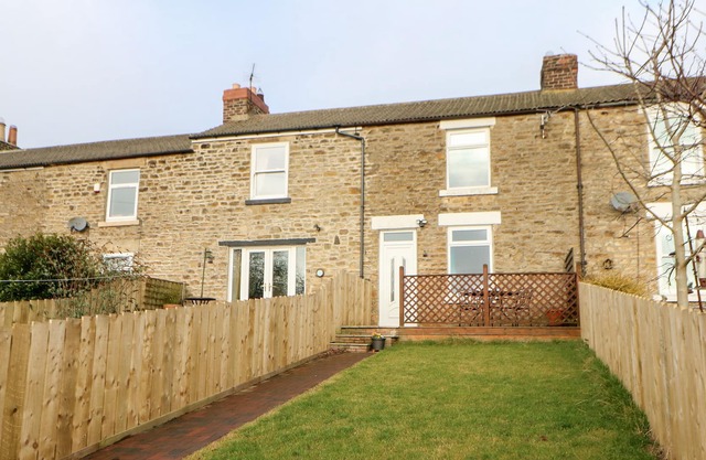BLEAT HOUSE, pet friendly, with a garden in Cockfield, Yorkshire