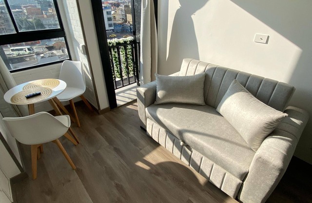 Blessing House: Modern retreat with balcony, close to everything in Bogota.