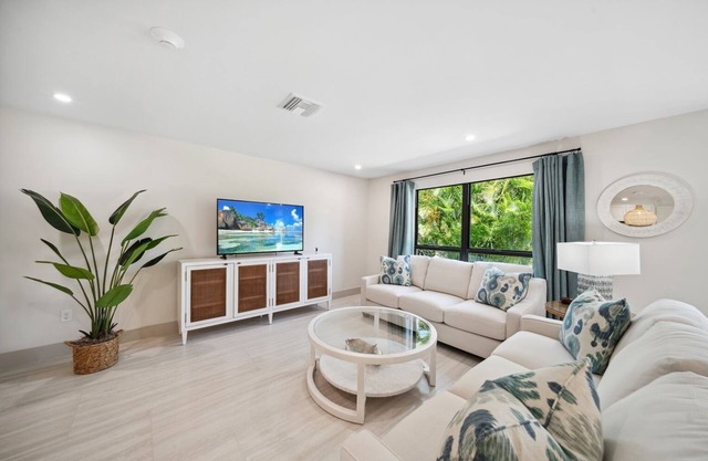 Blind Pass G102,a ground floor coastal getaway! Private trail to beach access