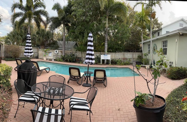 Bliss Pool Villa 2 - Walk/Bike to Beach & Downtown