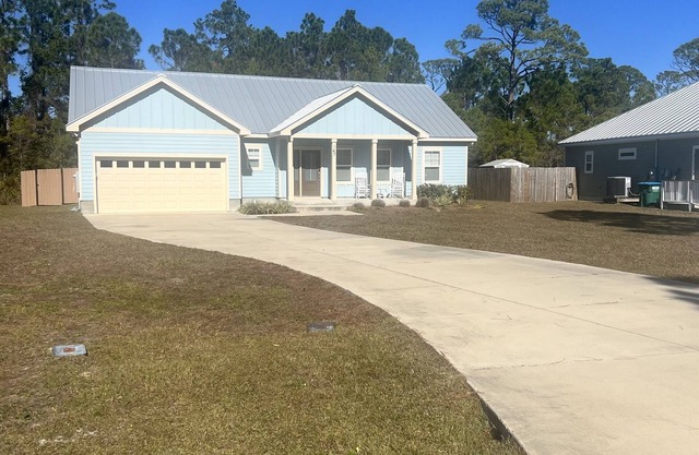 Blue Breeze | Cozy 3BR Retreat with Fenced Yard & Beach Gear Credit