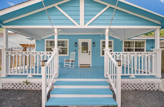 Blue Bungalow In Houston Heights! Walkable to Popular Bars