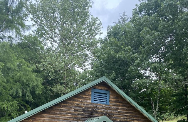 Blue Clouds Ozarks Resort - The Log Cabin/ Honeymoon Suite