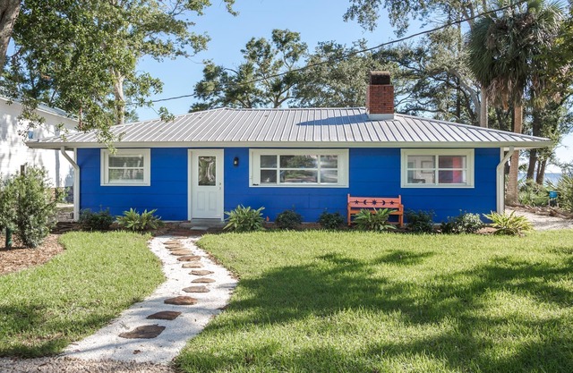 Blue Crab Cottage- Bay Front with Dock