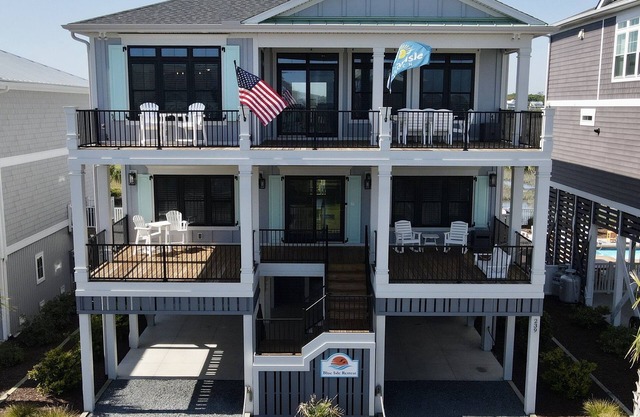 Blue Isle 5BR-6BTH has Everything. Large Pool. Excellent Outdoor Area. Top Rated