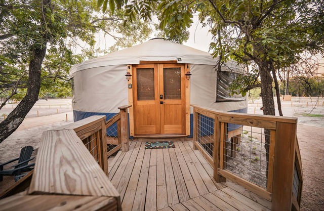 Blue Jay Yurt/Cold A/C!/Medina River/Hot Tub/Close to Town/River Yurt Village