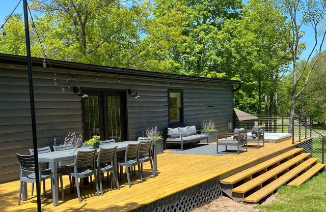 Blue Mountain Cabin: Saugerties Mid-Century Mod Home with Hot Tub, close to HITS