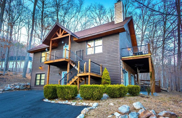 Blue Pine Lodge - w/Hot Tub - What a Mountain Cabin Should Be!