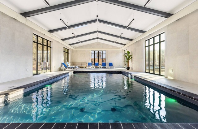 Blue Pond Ultra-modern retreat by Great Wolf with indoor pool