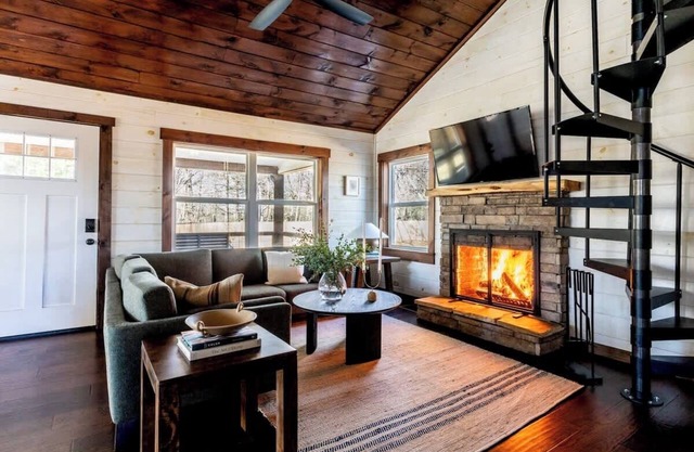 Blue Ridge Cottage & Guest House, Hot Tub, Fireplace, Game Room 10 Guests