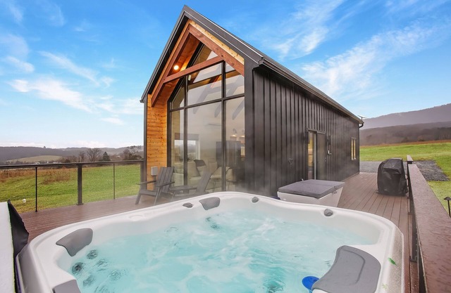 Blue Ridge Mini Lux Retreat 1 w/HOT TUB + Sauna
