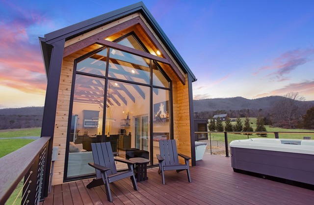 Blue Ridge Mini Lux Retreat 2 w/HOT TUB, Sauna + Cold Plunge!