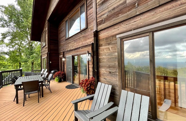 Blue Ridge Mountain Cedar Log Cabin's breathtaking VIEW!