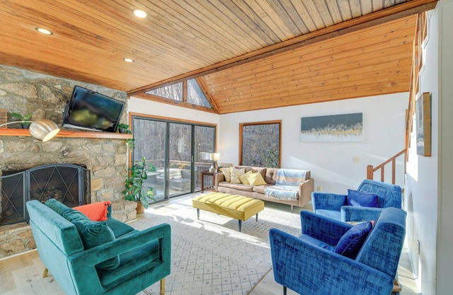 Blue Ridge Mountains Cabin w/Community Pool!