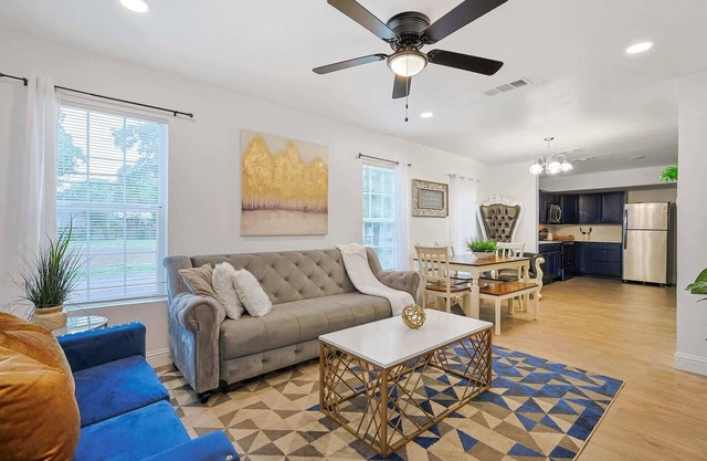 Blue Royalty - 4bd Downtown close to everything