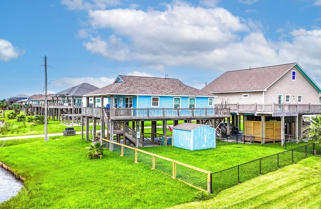 Blue Seagull: 2 BR, 2 BA in Crystal Beach, Sleeps 7