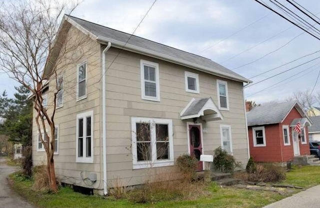Blue Skies - SFH - Close to Town - Pet Friendly - NO LINENS PROVIDED