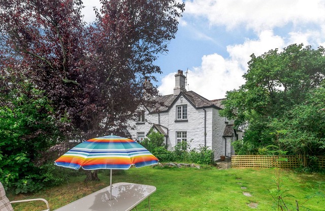 BLUEBELL COTTAGE, pet friendly, with open fire in Tavistock