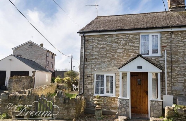 BLUEBERRY COTTAGE, pet friendly, with a garden in Sutton Poyntz