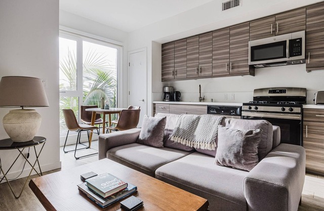 Blueground | Brentwood studio apartment