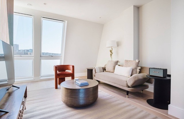 Blueground | Chelsea, balcony, nr Harbour