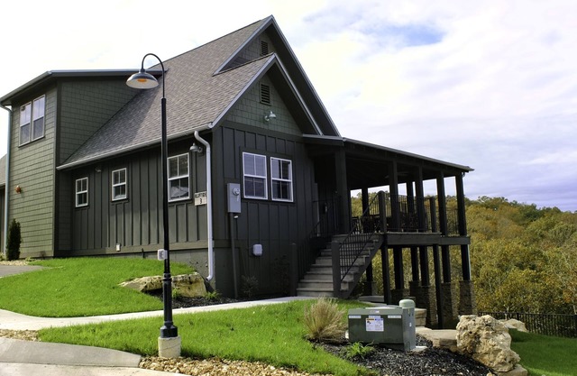 Bluff Cabin #3 with 5 bedrooms & Hot Tub